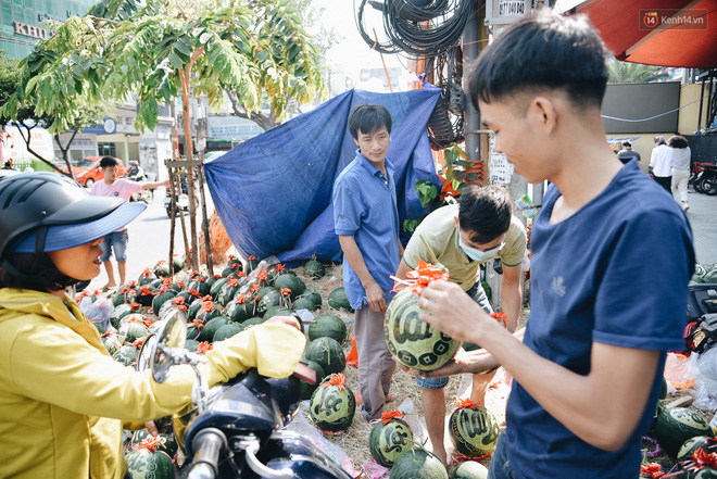 Anh thợ điêu khắc gỗ kiếm hàng triệu đồng mỗi ngày nhờ khắc dưa hấu bán dịp Tết ở Sài Gòn - Ảnh 4.