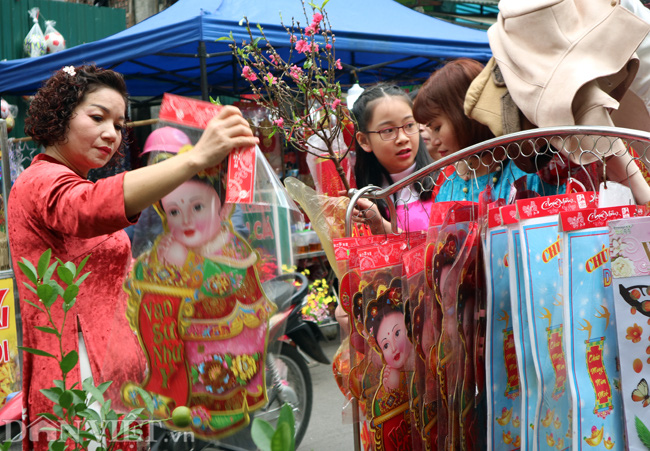 Chợ hoa lâu đời nhất Hà Nội nhộn nhịp cảnh mua sắm ngày cận Tết - Ảnh 5.
