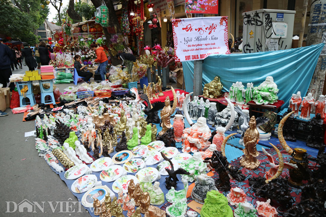 Chợ hoa lâu đời nhất Hà Nội nhộn nhịp cảnh mua sắm ngày cận Tết - Ảnh 8.