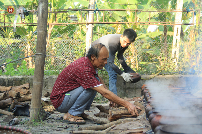 Người làng Vũ Đại đeo mặt nạ, xuyên đêm nấu cá kho bạc triệu phục vụ Tết cổ truyền - Ảnh 8.