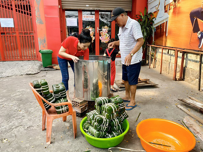 NSƯT Trịnh Kim Chi cùng chồng con gói bánh chưng đón Tết - Ảnh 8.