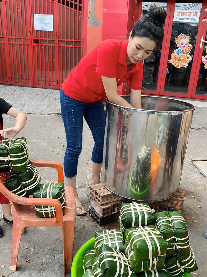 NSƯT Trịnh Kim Chi cùng chồng con gói bánh chưng đón Tết - Ảnh 7.