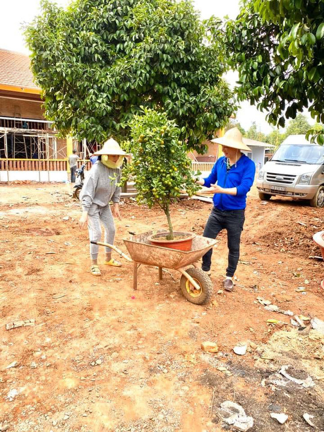 Lý Nhã Kỳ gây chú ý với bàn chân đen kịt đất, vất vả làm việc tới tận 28 Tết - Ảnh 4.