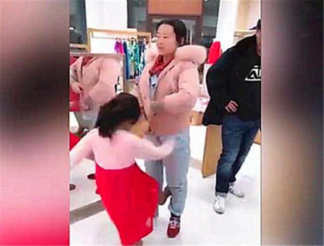 Đi chợ Tết, con gái 5 tuổi đánh mẹ vì không được mua món đồ yêu thích, cách giải vây của ông bố được đánh giá cao - Ảnh 2.