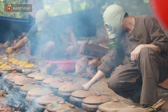 Người làng Vũ Đại đeo mặt nạ, xuyên đêm nấu cá kho bạc triệu phục vụ Tết cổ truyền - Ảnh 19.