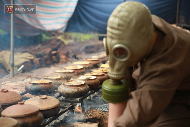 Người làng Vũ Đại đeo mặt nạ, xuyên đêm nấu cá kho bạc triệu phục vụ Tết cổ truyền - Ảnh 20.