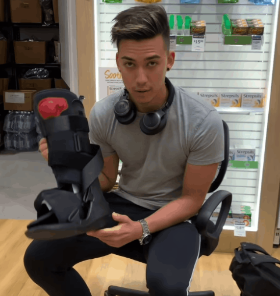 Ăn vạ gãy chân để được ngồi ghế thương gia đắt đỏ: Tưởng ai hóa ra YouTuber chuyên cà khịa bố ruột mình! - Ảnh 2.