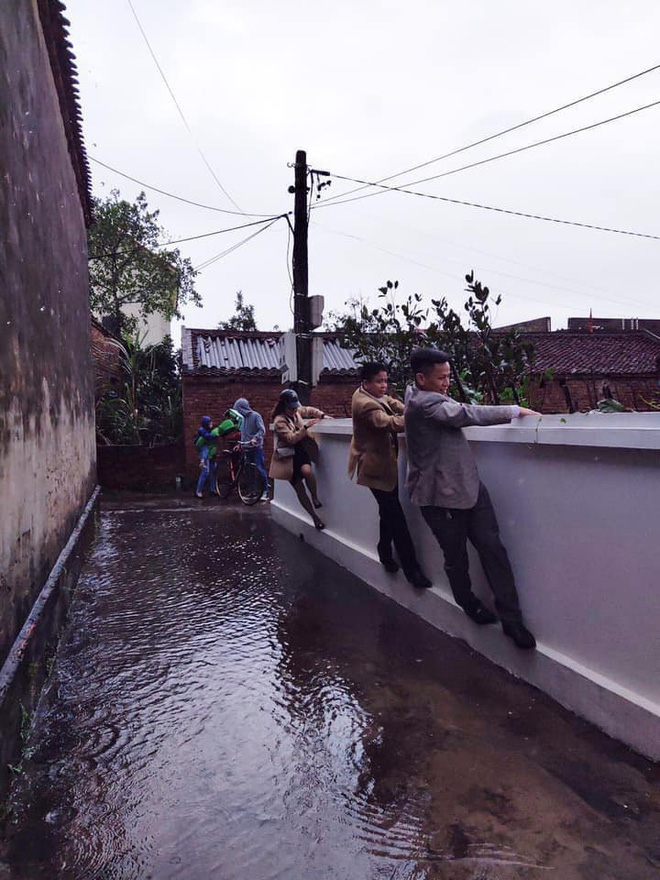 Những pha chúc Tết cồng kềnh ngày mùng 1: Trùm áo mưa kín mít, xỏ dép tổ ong rồi bám tường đội mưa đến nhà họ hàng - Ảnh 4.