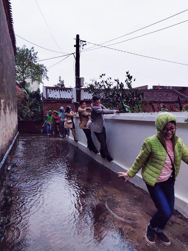 Những pha chúc Tết cồng kềnh ngày mùng 1: Trùm áo mưa kín mít, xỏ dép tổ ong rồi bám tường đội mưa đến nhà họ hàng - Ảnh 5.