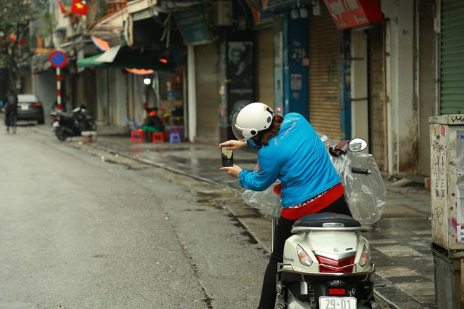 Hà Nội thanh bình trong sáng mồng 1 Tết - Ảnh 8.