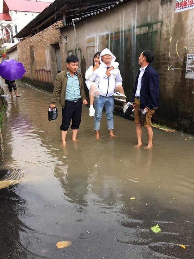 Những pha chúc Tết cồng kềnh ngày mùng 1: Trùm áo mưa kín mít, xỏ dép tổ ong rồi bám tường đội mưa đến nhà họ hàng - Ảnh 8.