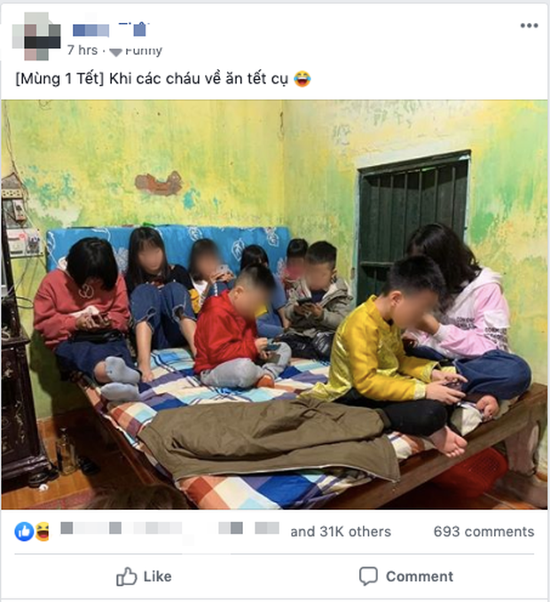 Hình ảnh hàng chục đứa trẻ ngồi túm tụm trên giường, yên lặng dán mắt vào smartphone khi đi chúc Tết khiến nhiều người giật mình - Ảnh 1.