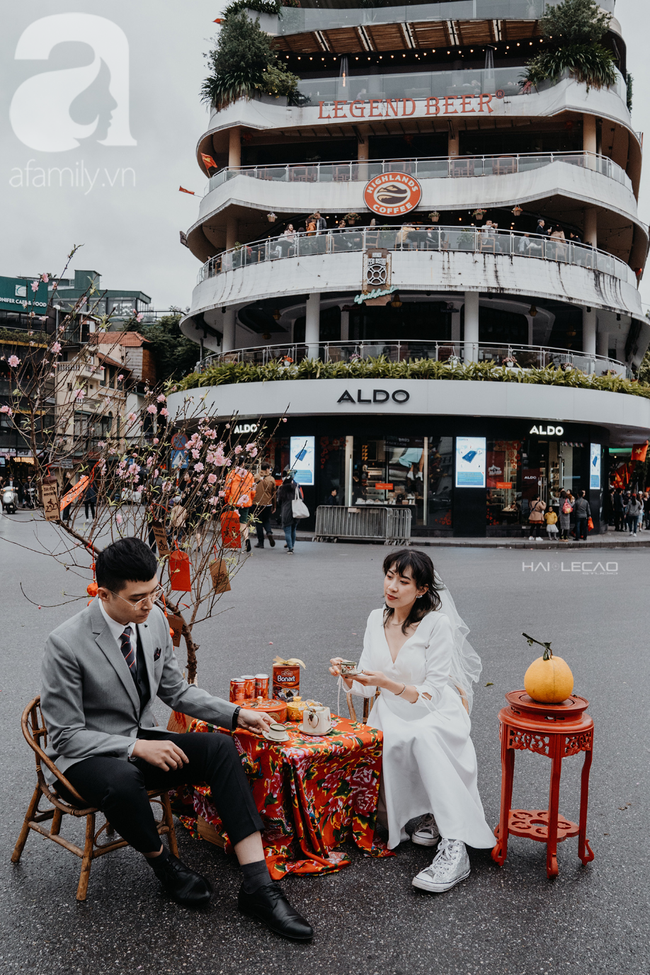 Mùng 1 Tết đã chơi lớn thế này thì ai chơi lại - Cặp đôi vác cả bàn ghế ra giữa đường thưởng trà, bất chấp mưa rét chỉ vì một lý do - Ảnh 2.