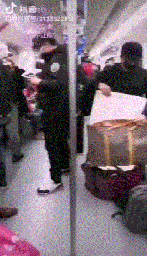 Đoạn clip người đàn ông lợi dụng dịch viêm phổi Vũ Hán để chiếm chỗ ngồi trên tàu điện ngầm khiến cư dân mạng phẫn nộ - Ảnh 2.