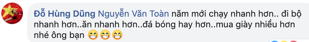 Mồng 1 Tết của cầu thủ tuổi Tý Nguyễn Văn Toàn: Ăn mì tôm ngấu nghiến như bị bỏ đói mấy ngày, bị Đức Huy doạ vào Facebook của bố troll lầy lội - Ảnh 3.