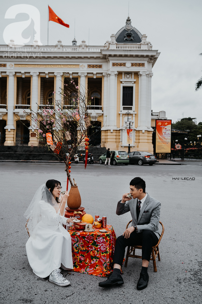 Mùng 1 Tết đã chơi lớn thế này thì ai chơi lại - Cặp đôi vác cả bàn ghế ra giữa đường thưởng trà, bất chấp mưa rét chỉ vì một lý do - Ảnh 3.