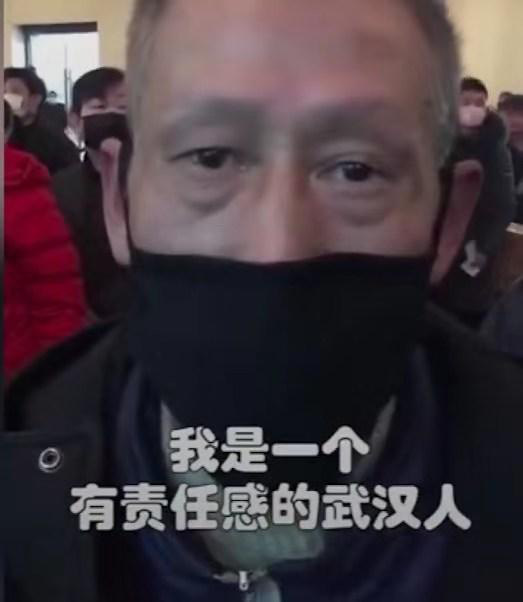 Đoạn clip người đàn ông lợi dụng dịch viêm phổi Vũ Hán để chiếm chỗ ngồi trên tàu điện ngầm khiến cư dân mạng phẫn nộ - Ảnh 4.