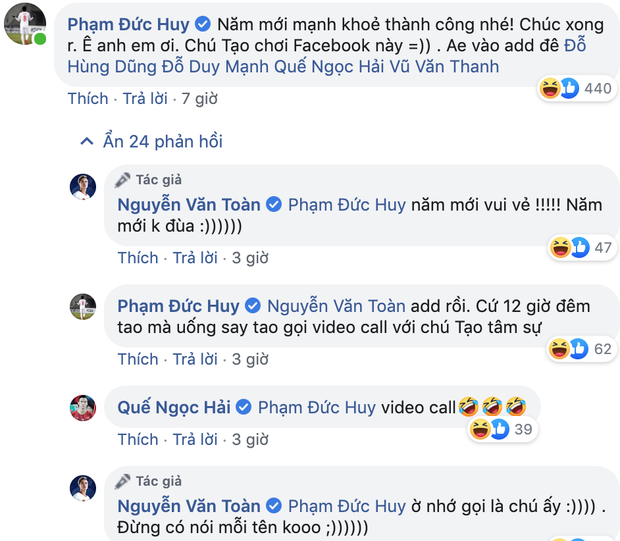 Mồng 1 Tết của cầu thủ tuổi Tý Nguyễn Văn Toàn: Ăn mì tôm ngấu nghiến như bị bỏ đói mấy ngày, bị Đức Huy doạ vào Facebook của bố troll lầy lội - Ảnh 4.