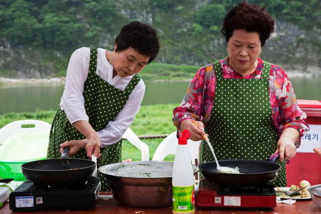 Tết với phụ nữ Hàn là những ngày làm việc tăng ca nhiều giờ liền nhưng không dám than phiền vì cảm giác có lỗi với tất cả mọi người - Ảnh 4.