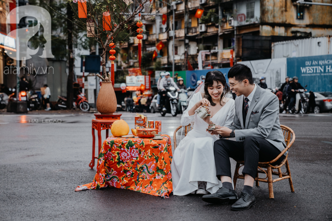 Mùng 1 Tết đã chơi lớn thế này thì ai chơi lại - Cặp đôi vác cả bàn ghế ra giữa đường thưởng trà, bất chấp mưa rét chỉ vì một lý do - Ảnh 6.