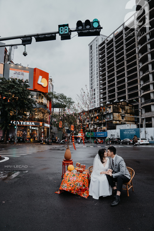 Mùng 1 Tết đã chơi lớn thế này thì ai chơi lại - Cặp đôi vác cả bàn ghế ra giữa đường thưởng trà, bất chấp mưa rét chỉ vì một lý do - Ảnh 7.