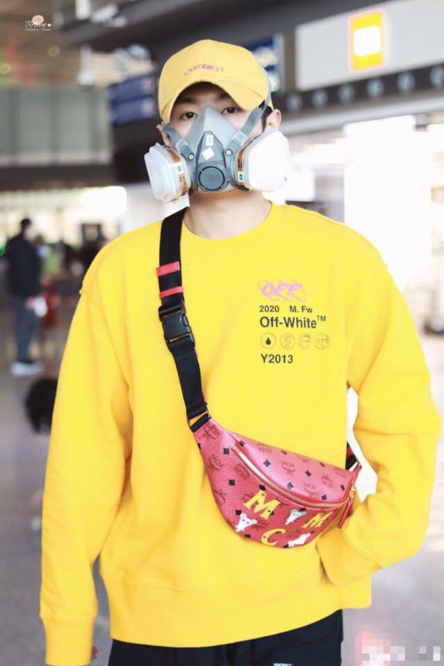 Giữa tình hình dịch bệnh Corona diễn biến nguy hiểm, một idol Trung Quốc gây sốt khi xuất hiện tại sân bay với diện mạo lạ - Ảnh 2.