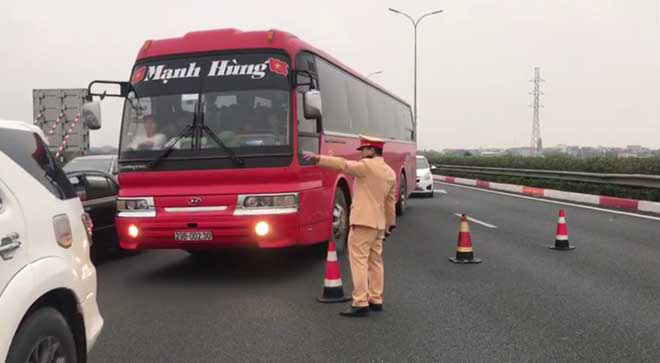 Kẹt xe BOT chậm xả trạm, cao tốc Ninh Bình – Pháp Vân ùn tắc chiều về Hà Nội - Ảnh 2.