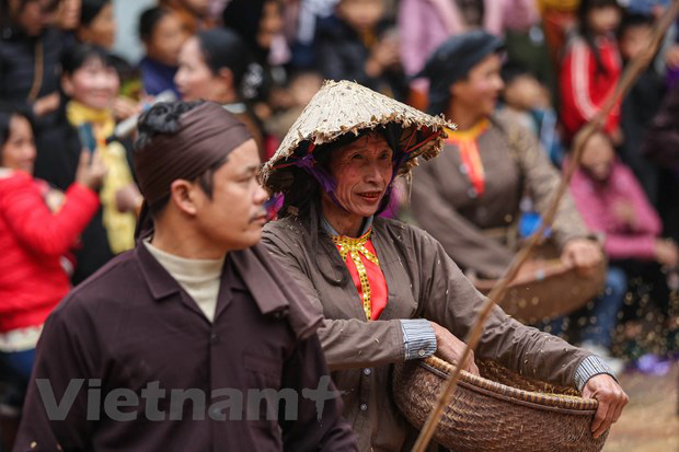Trai làng giả gái gieo hạt tại lễ hội trâu bò rơm rạ tỉnh Vĩnh Phúc - Ảnh 13.