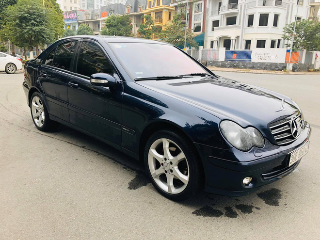 Bán Mercedes-Benz C180K Sport màu hiếm giá chưa đến 300 triệu, chủ xe hứng trọn ‘gạch đá’ đầu xuân  - Ảnh 3.