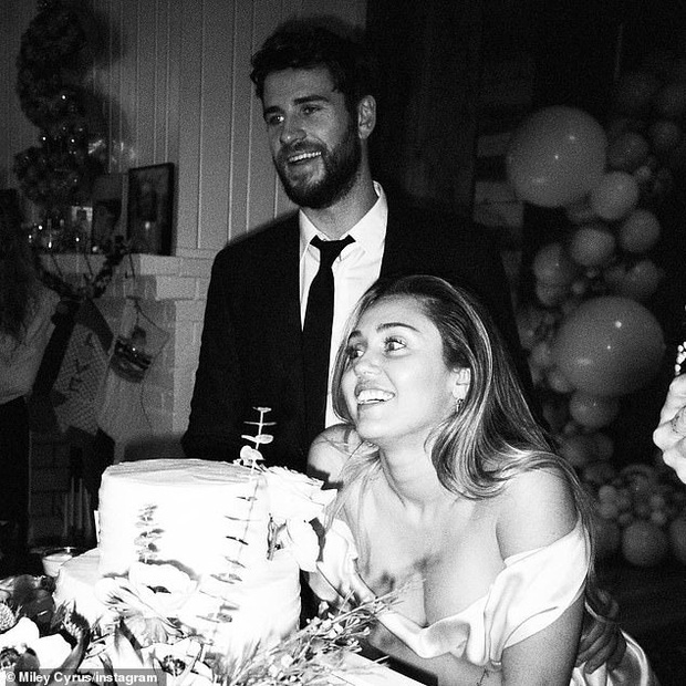 Miley Cyrus và Liam cuối cùng đã chính thức ly hôn sau 10 năm, cả 2 nói gì sau khi hoàn thành thủ tục? - Ảnh 1.