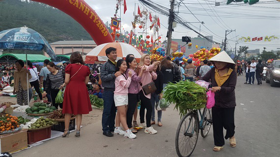 Một trong 100 phiên chợ tết độc đáo nhất Việt Nam - Ảnh 4.