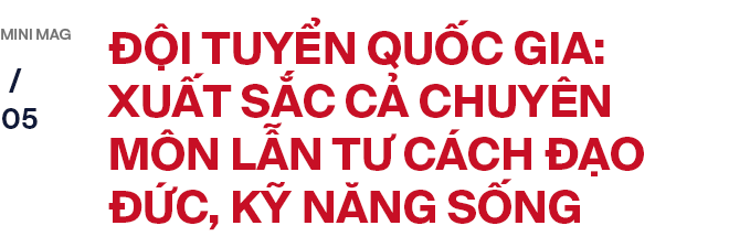 Trợ lý ngôn ngữ Lê Huy Khoa: Cởi đồ cầu thủ ra đi. Người đầy sẹo, chân biến dạng. Trời ơi, tội lắm - Ảnh 10.