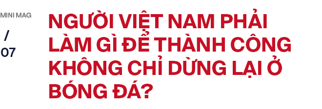 Trợ lý ngôn ngữ Lê Huy Khoa: Cởi đồ cầu thủ ra đi. Người đầy sẹo, chân biến dạng. Trời ơi, tội lắm - Ảnh 14.