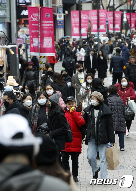 Hàn Quốc phát hiện 4 ca nhiễm virus corona, người dân đổ xô đi mua khẩu trang và nước rửa tay khiến doanh số bán ra tăng đến 7000% - Ảnh 1.