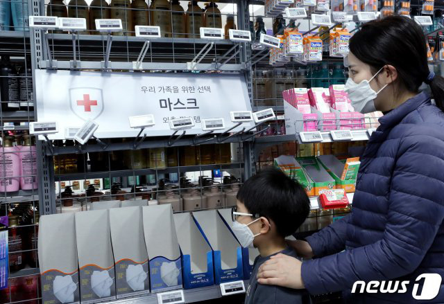 Hàn Quốc phát hiện 4 ca nhiễm virus corona, người dân đổ xô đi mua khẩu trang và nước rửa tay khiến doanh số bán ra tăng đến 7000% - Ảnh 2.