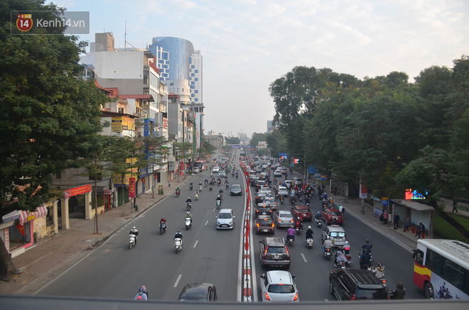 Ảnh: Đường phố Hà Nội nơi thoáng đãng, nơi ùn tắc trong ngày đi làm đầu tiên của năm 2020 - Ảnh 1.