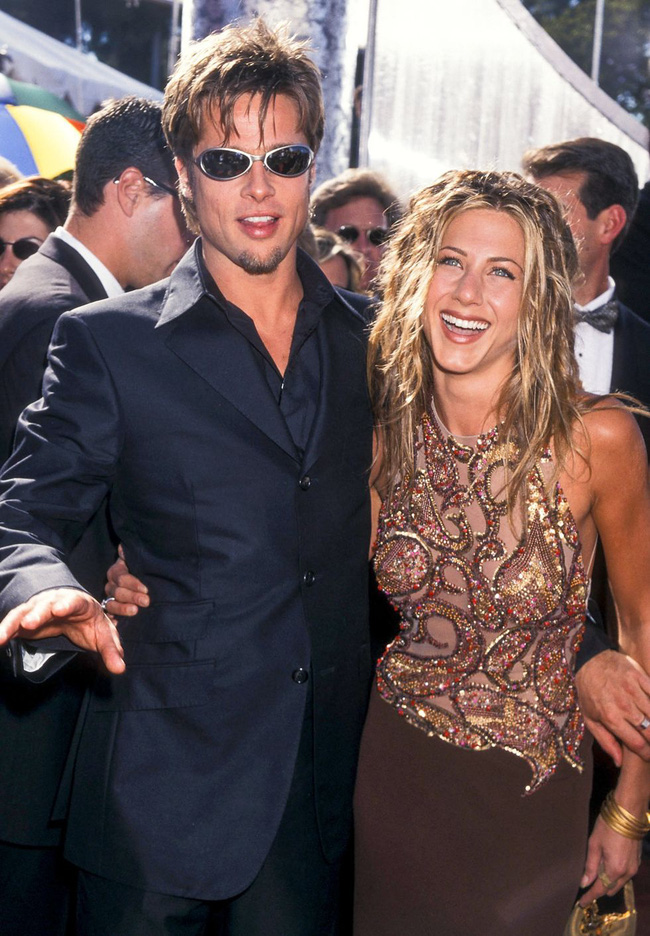 Mối quan hệ gần 30 năm giữa Brad Pitt - Jennifer Aniston: Từ yêu, cưới, chia tay... rồi lại trở về tình trong như đã mặt ngoài còn e - Ảnh 1.