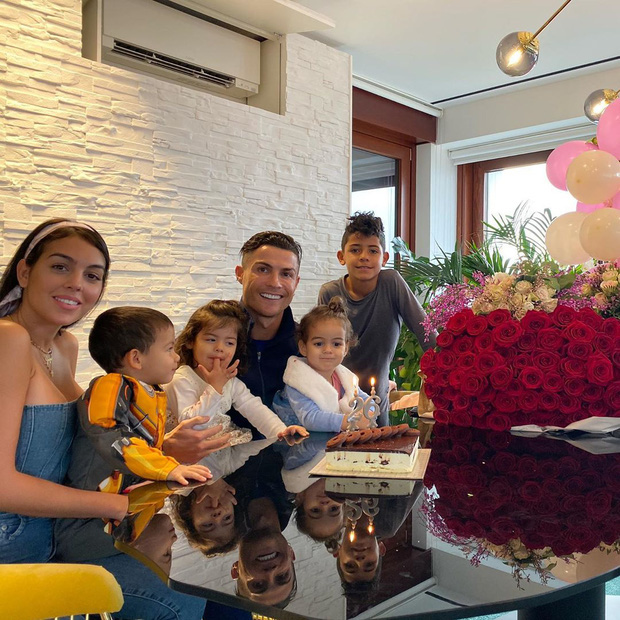 Ronaldo cười như được mùa khi thắng Georgina trong trò chơi rút gỗ, fan hài hước lên tiếng: Chơi mà tính kỹ như thế ai đấu nổi? - Ảnh 2.