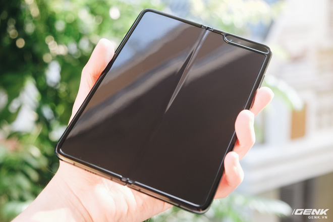 Dùng Galaxy Fold không dán màn hình: Chiếc máy của tôi xước ra sao? - Ảnh 2.