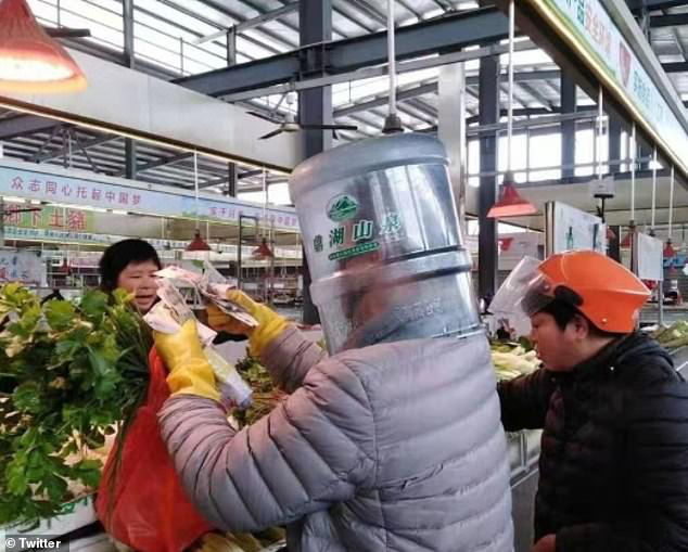 Trước tình hình dịch viêm phổi Vũ Hán, người dân Trung Quốc đi ra đường với thùng nhựa trên đầu, đeo găng tay và xịn nhất là tài xế taxi - Ảnh 3.