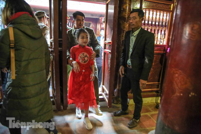 Sợ bị cướp tại hội Gióng, an ninh bảo vệ Tướng bà 10 tuổi - Ảnh 12.