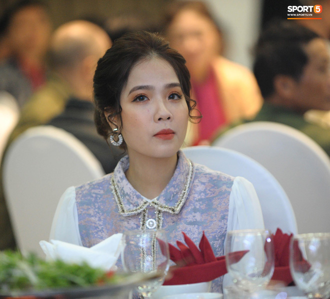 Bạn gái tin đồn của Quang Hải ăn vận xinh đẹp, một mình tới dự tiệc cưới của Văn Đức - Nhật Linh - Ảnh 3.