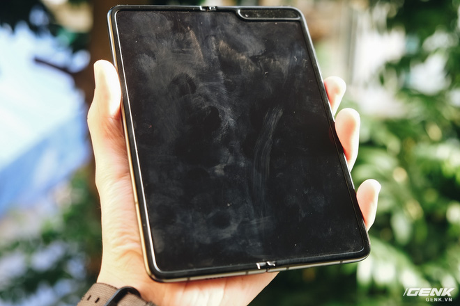 Dùng Galaxy Fold không dán màn hình: Chiếc máy của tôi xước ra sao? - Ảnh 3.