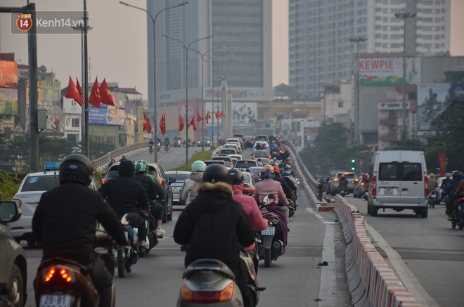 Ảnh: Đường phố Hà Nội nơi thoáng đãng, nơi ùn tắc trong ngày đi làm đầu tiên của năm 2020 - Ảnh 4.