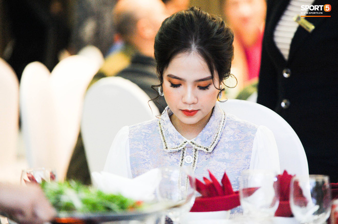 Bạn gái tin đồn của Quang Hải ăn vận xinh đẹp, một mình tới dự tiệc cưới của Văn Đức - Nhật Linh - Ảnh 4.