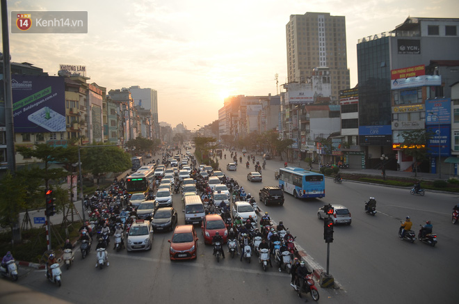 Ảnh: Đường phố Hà Nội nơi thoáng đãng, nơi ùn tắc trong ngày đi làm đầu tiên của năm 2020 - Ảnh 5.