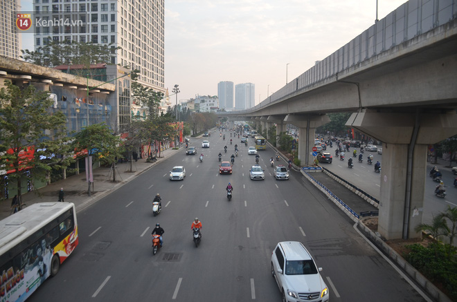 Ảnh: Đường phố Hà Nội nơi thoáng đãng, nơi ùn tắc trong ngày đi làm đầu tiên của năm 2020 - Ảnh 7.