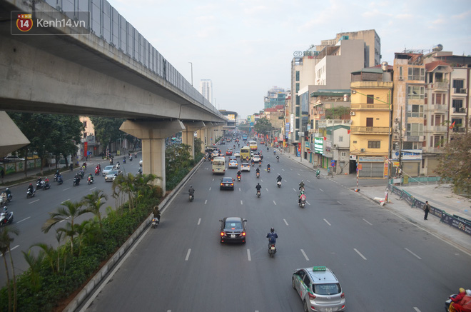 Ảnh: Đường phố Hà Nội nơi thoáng đãng, nơi ùn tắc trong ngày đi làm đầu tiên của năm 2020 - Ảnh 8.