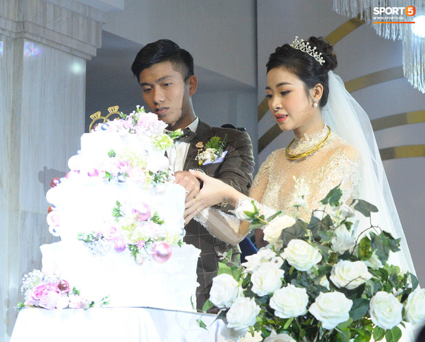 Bạn gái tin đồn của Quang Hải ăn vận xinh đẹp, một mình tới dự tiệc cưới của Văn Đức - Nhật Linh - Ảnh 8.