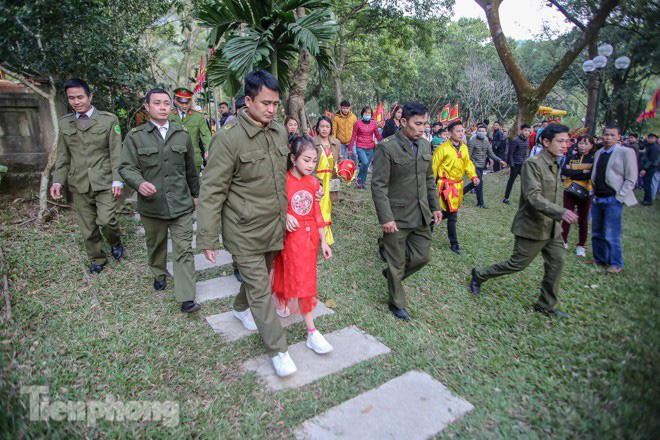 Sợ bị cướp tại hội Gióng, an ninh bảo vệ Tướng bà 10 tuổi - Ảnh 10.
